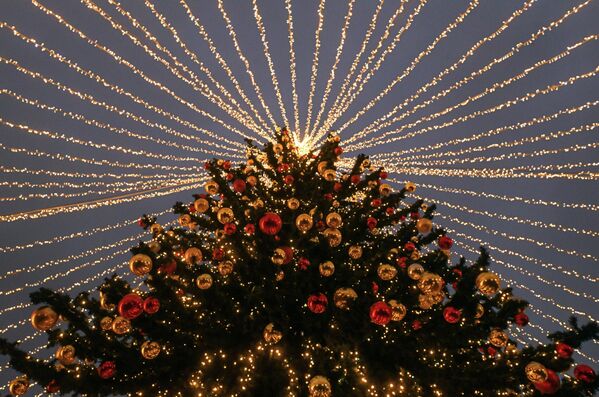 أضواء احتفالية في سيرك البولشوي  في شارع فيرنادسكي في موسكو. - سبوتنيك عربي