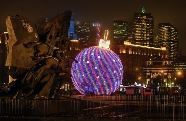 زاوية أخرى لأضواء احتفالية على تلة بوكلونايا في موسكو. - سبوتنيك عربي