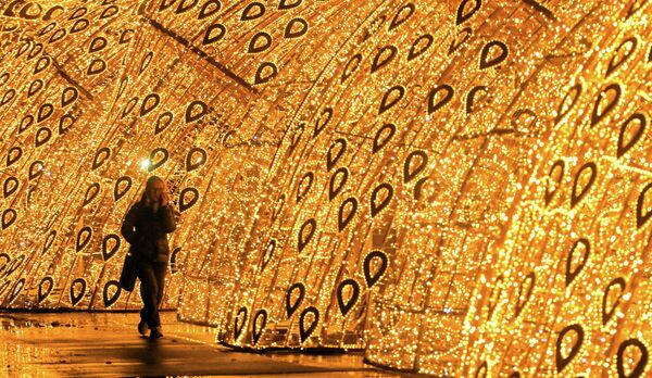 صورة ساحرة لأضواء احتفالية في سيرك البولشوي في شارع فيرنادسكي في موسكو. - سبوتنيك عربي