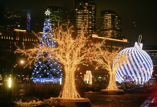 أضواء على شكل أشجار باحتفالية على تلة بوكلونايا في موسكو. - سبوتنيك عربي