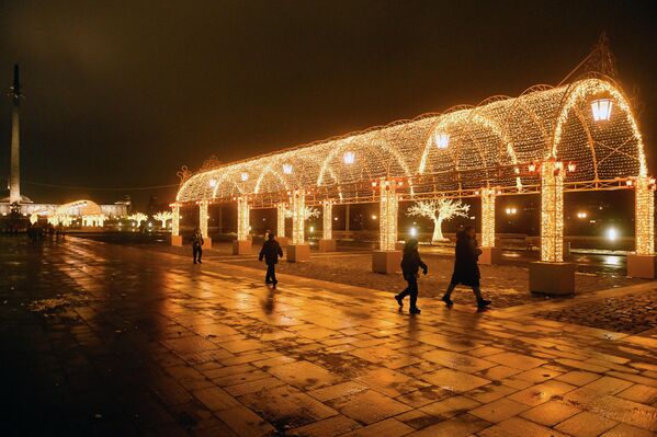 مجموعة من الأقواس المنارة باحتفالية على تلة بوكلونايا في موسكو. - سبوتنيك عربي