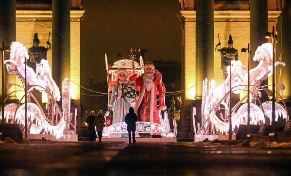 أضواء احتفالية في شارع كوتوزوفسكي في موسكو. - سبوتنيك عربي