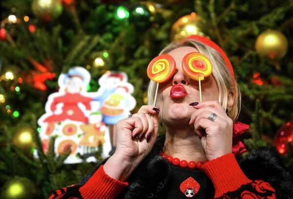 من معرض &quot;غوم&quot; في الساحة الحمراء في موسكو، تظهر فتاة في لباس &quot;بابا نويل&quot;، وتقوم بحركة طريفة. - سبوتنيك عربي