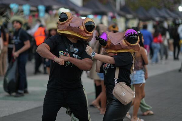 معجبو نجم الموسيقى &quot;البورتوريكية&quot; باد باني، يلتقطون صورة تذكارية قبل حفل موسيقي ضمن جولته، في مدينة مكسيكو. - سبوتنيك عربي