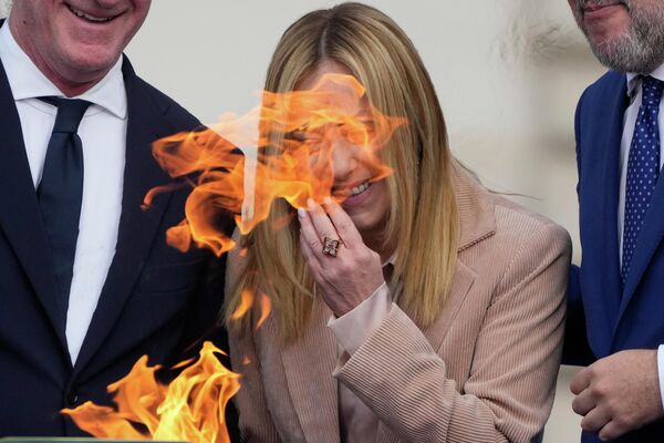 رئيسة الوزراء الإيطالية جورجيا ميلوني، تضحك خلال مراسم إضاءة الشعلة الأولمبية لدورة الألعاب الأولمبية الشتوية ميلانو كورتينا 2026، أمام قصر كويرينالي الرئاسي، في روما. - سبوتنيك عربي