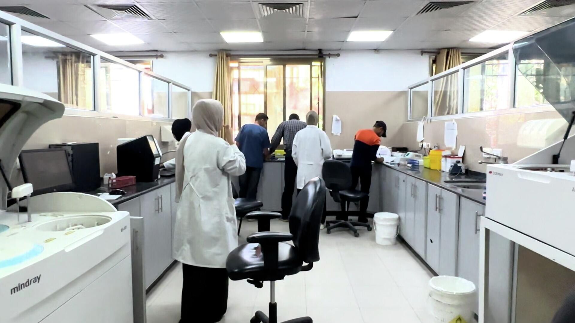 نقص حاد في مخزون المستهلكات المختبرية يعيق فحوصات المرضى والجرحى في غزة - سبوتنيك عربي, 1920, 11.12.2025