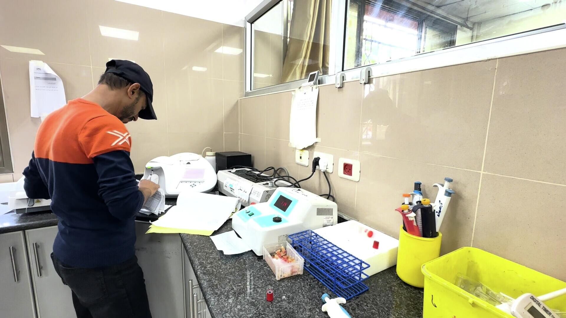 نقص حاد في مخزون المستهلكات المختبرية يعيق فحوصات المرضى والجرحى في غزة - سبوتنيك عربي, 1920, 11.12.2025