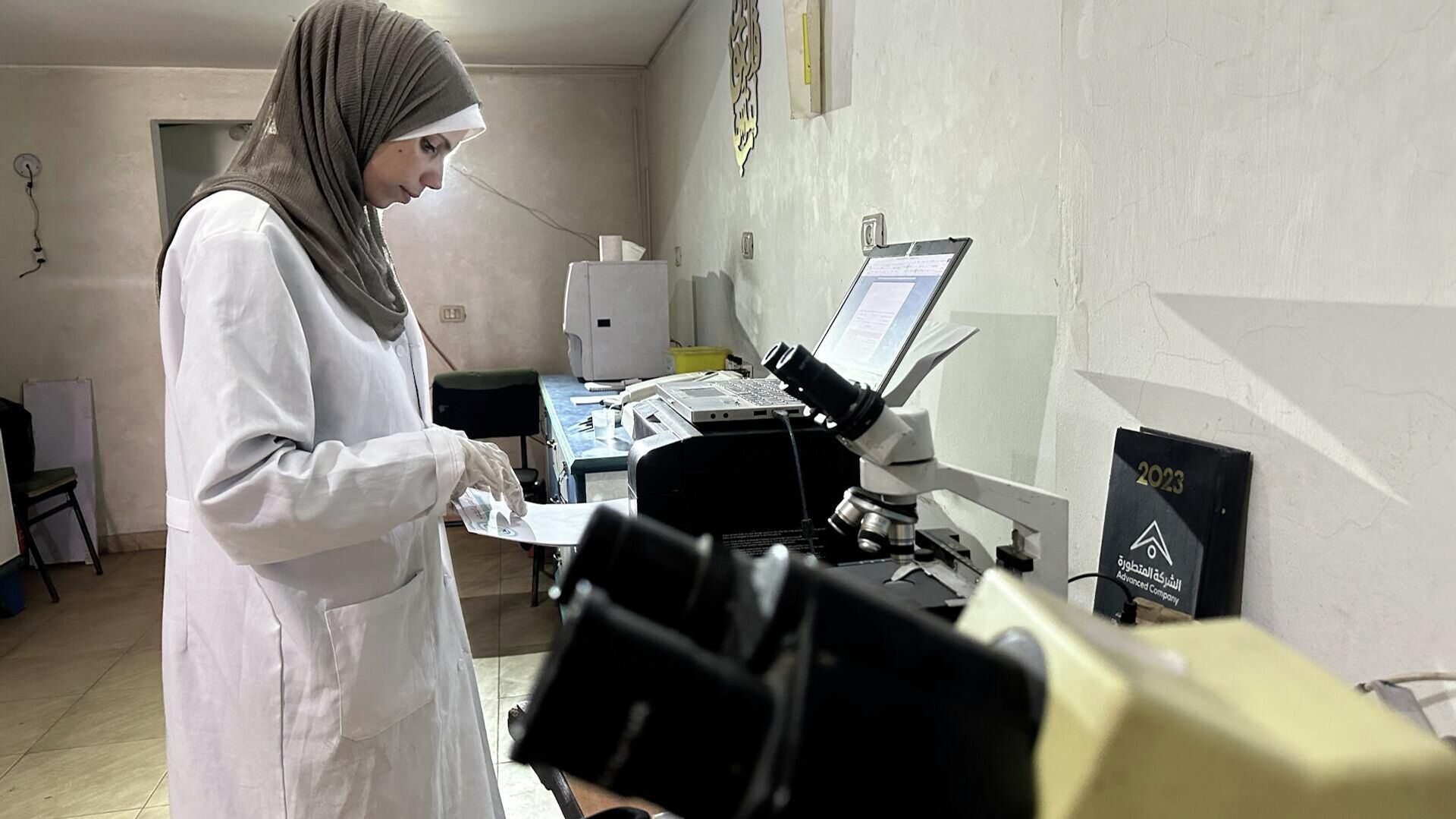 نقص حاد في مخزون المستهلكات المختبرية يعيق فحوصات المرضى والجرحى في غزة - سبوتنيك عربي, 1920, 11.12.2025