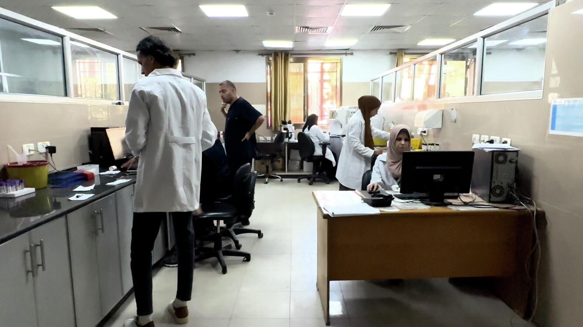 نقص حاد في مخزون المستهلكات المختبرية يعيق فحوصات المرضى والجرحى في غزة - سبوتنيك عربي, 1920, 11.12.2025