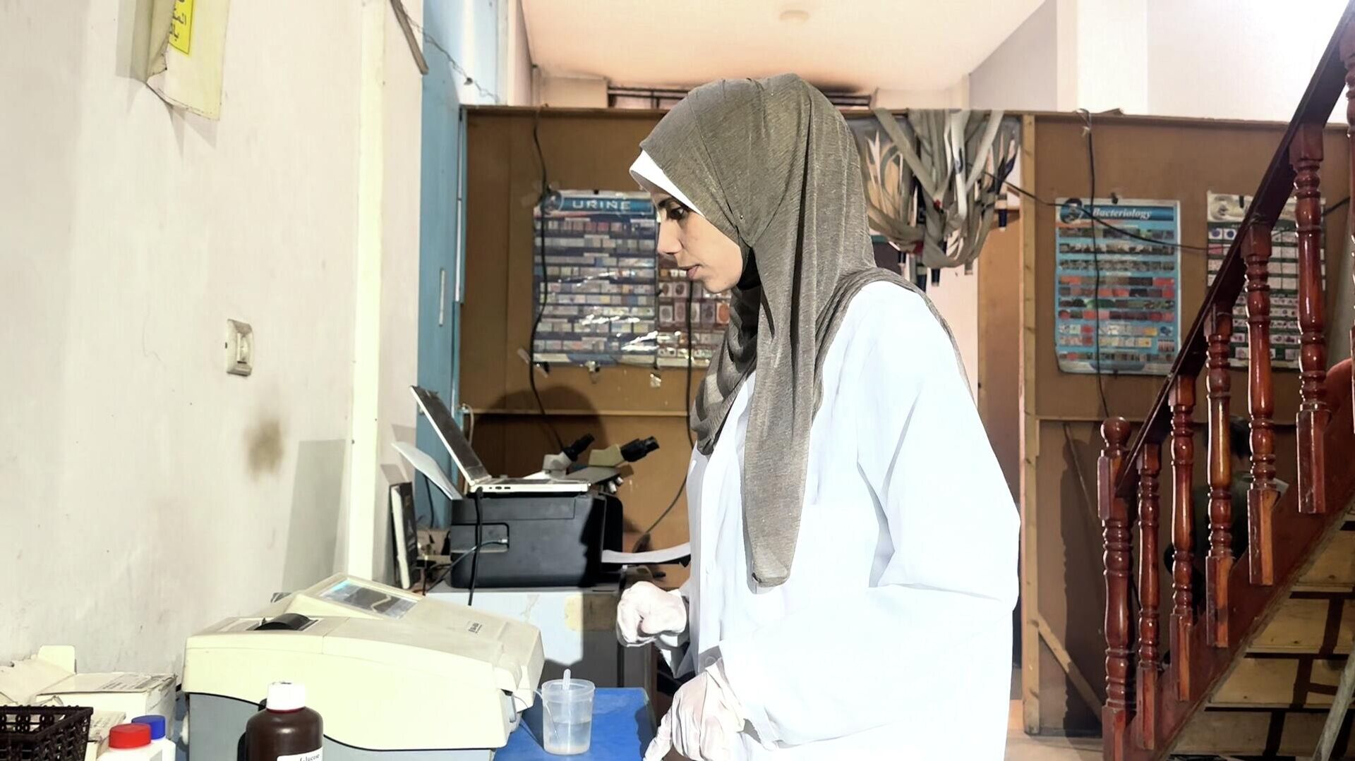 نقص حاد في مخزون المستهلكات المختبرية يعيق فحوصات المرضى والجرحى في غزة - سبوتنيك عربي, 1920, 11.12.2025