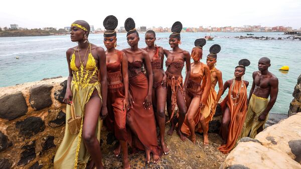 Модели демонстрируют наряды во время 23-й Недели моды в Дакаре, организованной сенегальско-французским дизайнером Адамой Н'Диайе, основателем бренда Adama Paris, в Дакаре, Сенегал - سبوتنيك عربي