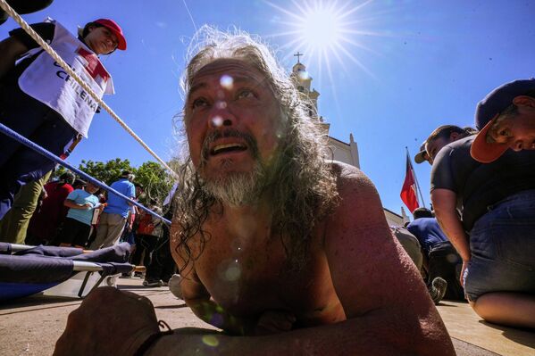 حاج يزحف إلى مزار لو فاسكيز خلال احتفال سنوي بمناسبة الحبل بلا دنس للسيدة العذراء مريم، في فالبارايسو، تشيلي، يوم الاثنين 8 ديسمبر 2025. - سبوتنيك عربي