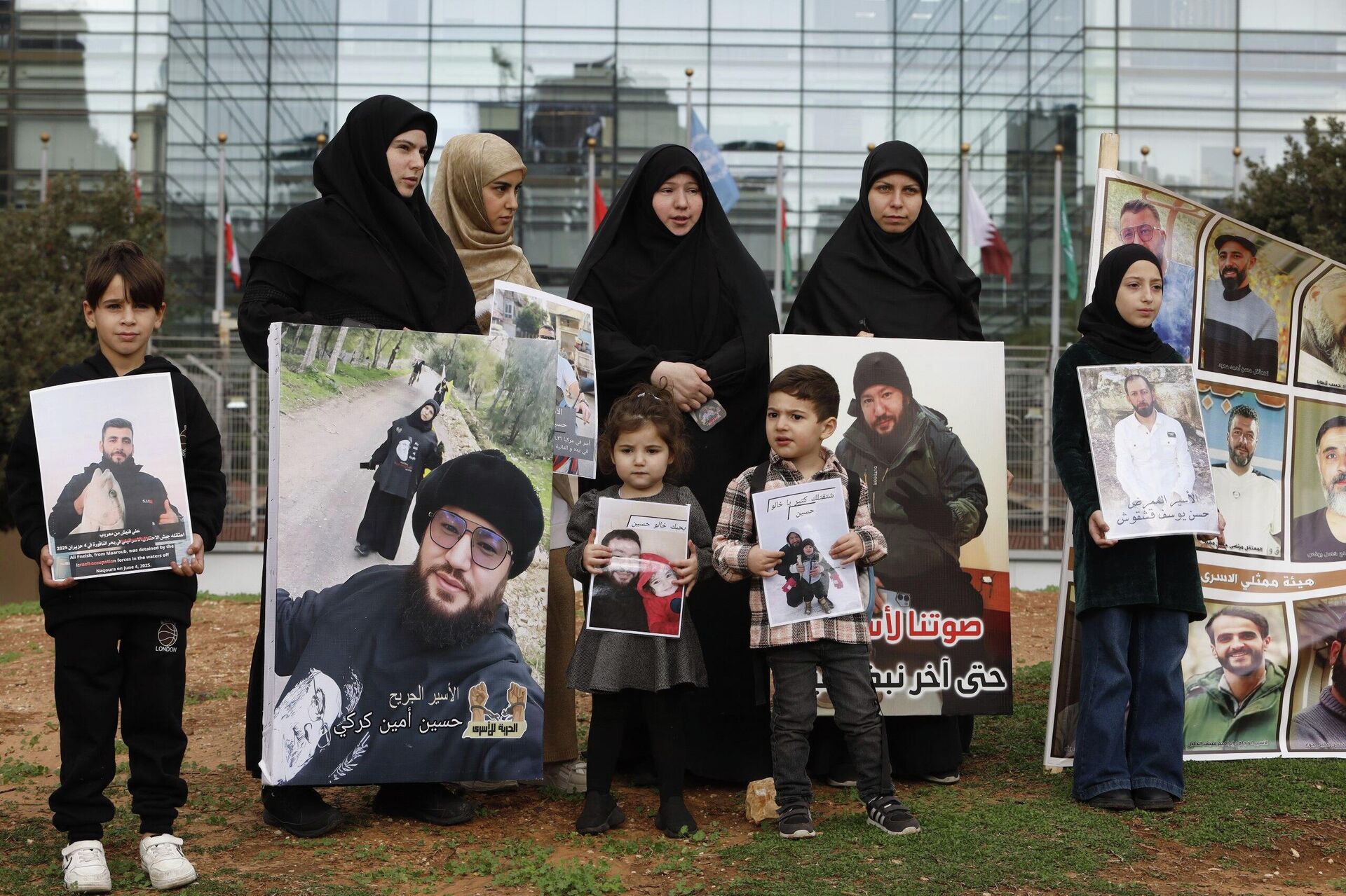 هيئة ممثلي الأسرى والمحررين بالتعاون مع أهالي الأسرى اللبنانيين في السجون الإسرائيلية تنظم اعتصامًا أمام مقر الأمم المتحدة (الإسكوا) في بيروت هيئة ممثلي الأسرى والمحررين بالتعاون مع أهالي الأسرى اللبنانيين في السجون الإسرائيلية تنظم اعتصامًا أمام مقر الأمم المتحدة (الإسكوا) في بيروت - سبوتنيك عربي, 1920, 12.12.2025