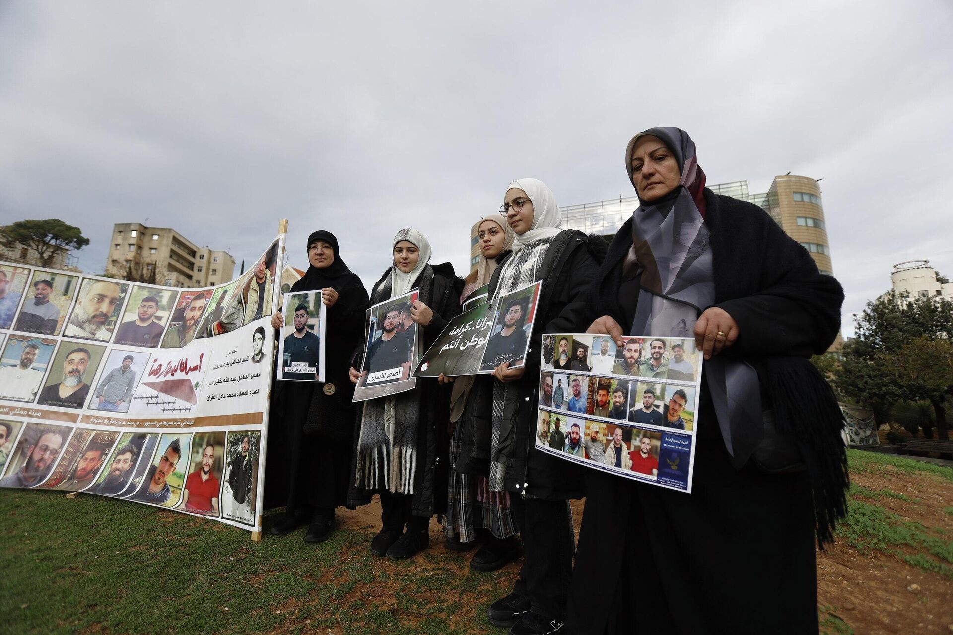 هيئة ممثلي الأسرى والمحررين بالتعاون مع أهالي الأسرى اللبنانيين في السجون الإسرائيلية تنظم اعتصامًا أمام مقر الأمم المتحدة (الإسكوا) في بيروت هيئة ممثلي الأسرى والمحررين بالتعاون مع أهالي الأسرى اللبنانيين في السجون الإسرائيلية تنظم اعتصامًا أمام مقر الأمم المتحدة (الإسكوا) في بيروت - سبوتنيك عربي, 1920, 12.12.2025