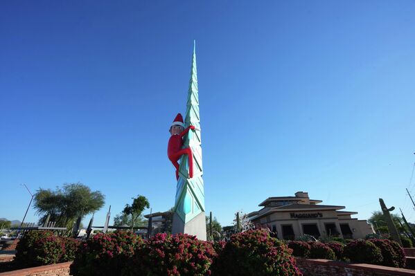 تم عرض دمية عملاقة لشخصية &quot;إلف أون ذا شيلف&quot; في ساحة التسوق المحلية بمدينة سكوتسديل، أريزونا. - سبوتنيك عربي