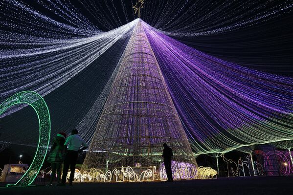 صورة عامة تظهر الشوارع والأزقة مزينة بزينة مضيئة استعدادا لاحتفالات عيد الميلاد ورأس السنة الجديدة في أبوجا، نيجيريا. - سبوتنيك عربي