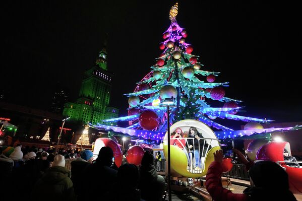 يزور الناس سوق عيد الميلاد في وارسو، بولندا. - سبوتنيك عربي