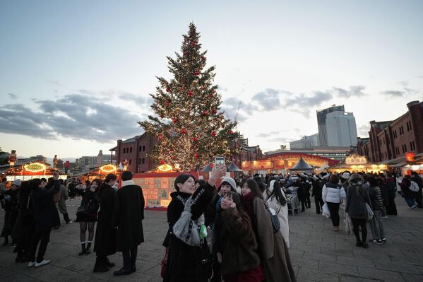 يزور الناس سوق عيد الميلاد في مستودع الطوب الأحمر في يوكوهاما، اليابان. - سبوتنيك عربي
