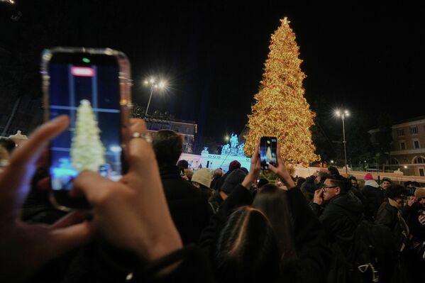 يلتقط الناس صورا لشجرة عيد الميلاد العملاقة في روما. - سبوتنيك عربي