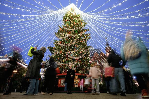 يتجول الناس بالقرب من شجرة عيد الميلاد في ساحة مانيجنايا بموسكو، روسيا. - سبوتنيك عربي
