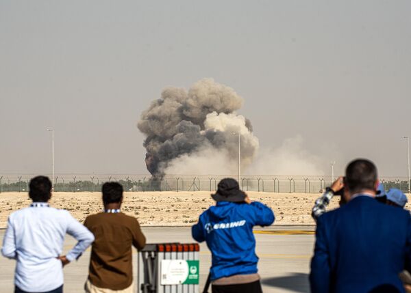  تصاعد الدخان بعد تحطم طائرة مقاتلة هندية، أثناء قيامها بعرض جوي خلال معرض دبي للطيران في دبي. الإمارات العربية المتحدة. - سبوتنيك عربي