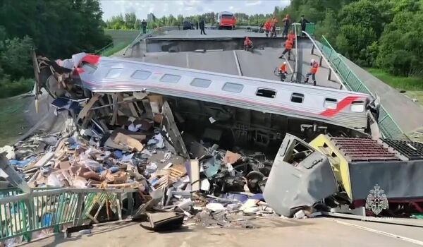 تحطم إحدى عربات قطار كليموف- موسكو جراء انهيار جسر في منطقة بريانسك. - سبوتنيك عربي