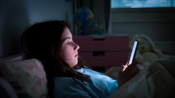 مقاطع الفيديو القصيرة تشكل مخاطر خفية على نمو أدمغة الأطفال - سبوتنيك عربي