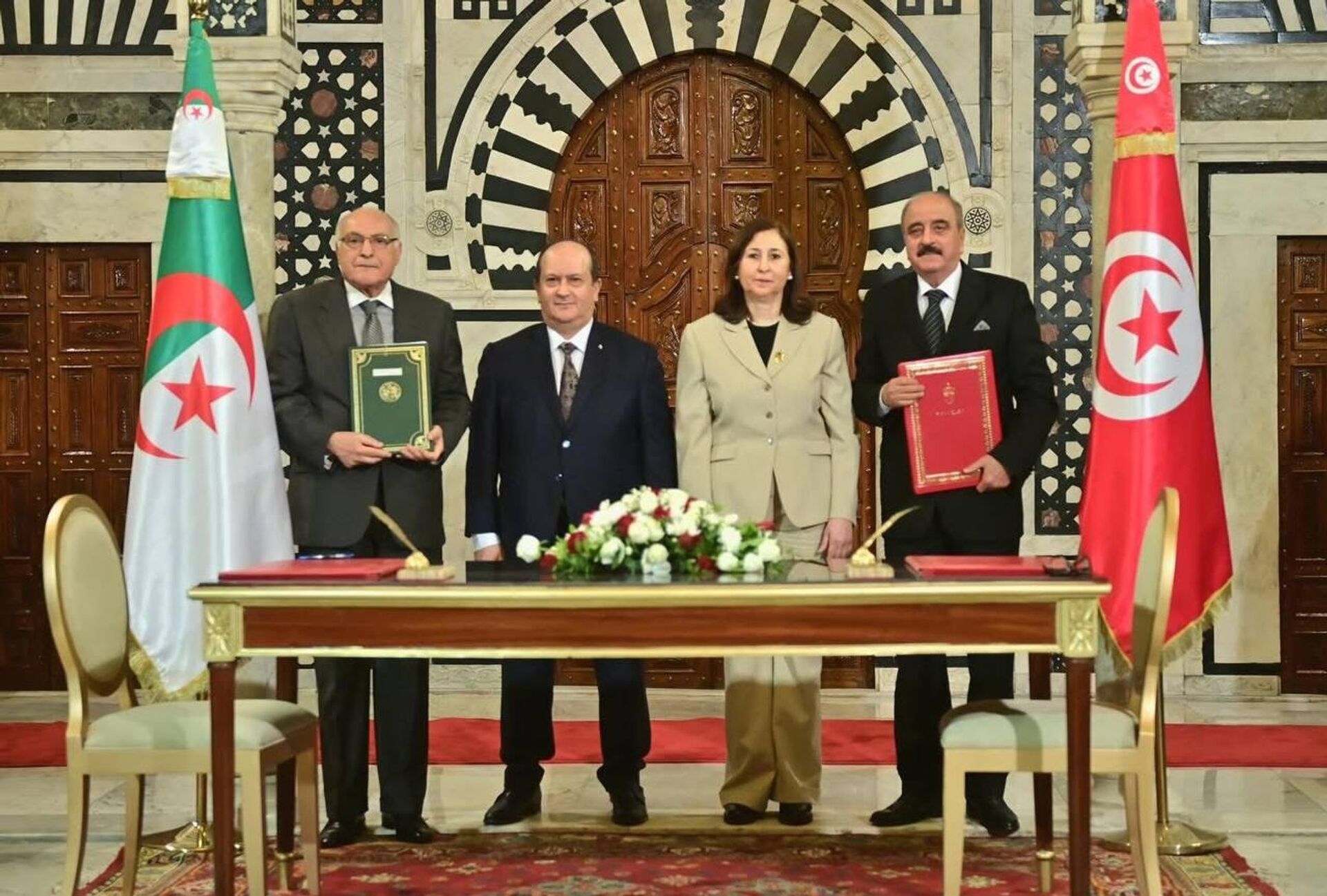 توافق اقتصادي سياسي بين الجزائر وتونس خلال الدورة 23 للجنة المشتركة للتعاون توافق اقتصادي سياسي بين الجزائر وتونس خلال الدورة 23 للجنة المشتركة للتعاون - سبوتنيك عربي, 1920, 13.12.2025