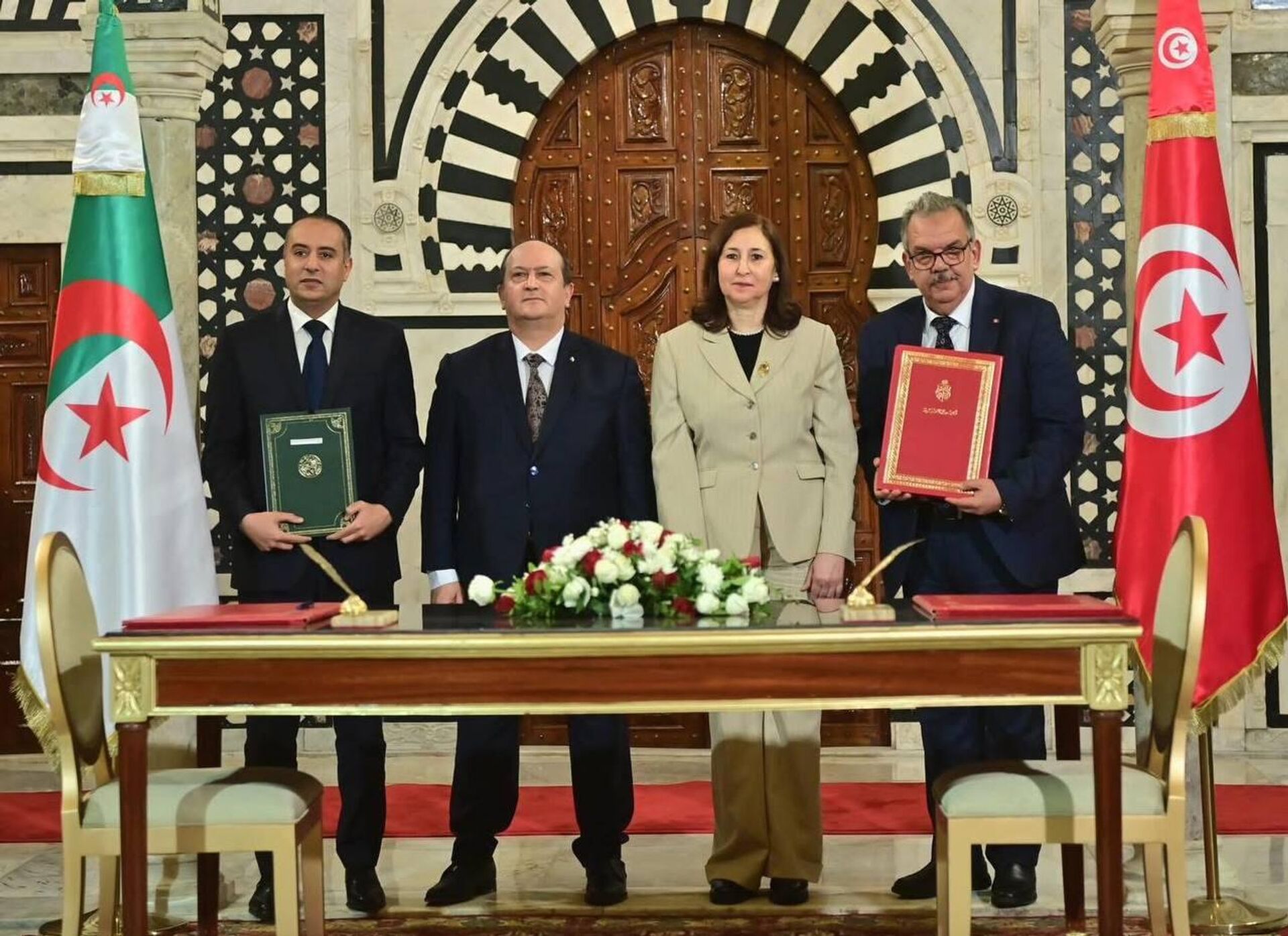 توافق اقتصادي سياسي بين الجزائر وتونس خلال الدورة 23 للجنة المشتركة للتعاون توافق اقتصادي سياسي بين الجزائر وتونس خلال الدورة 23 للجنة المشتركة للتعاون - سبوتنيك عربي, 1920, 13.12.2025