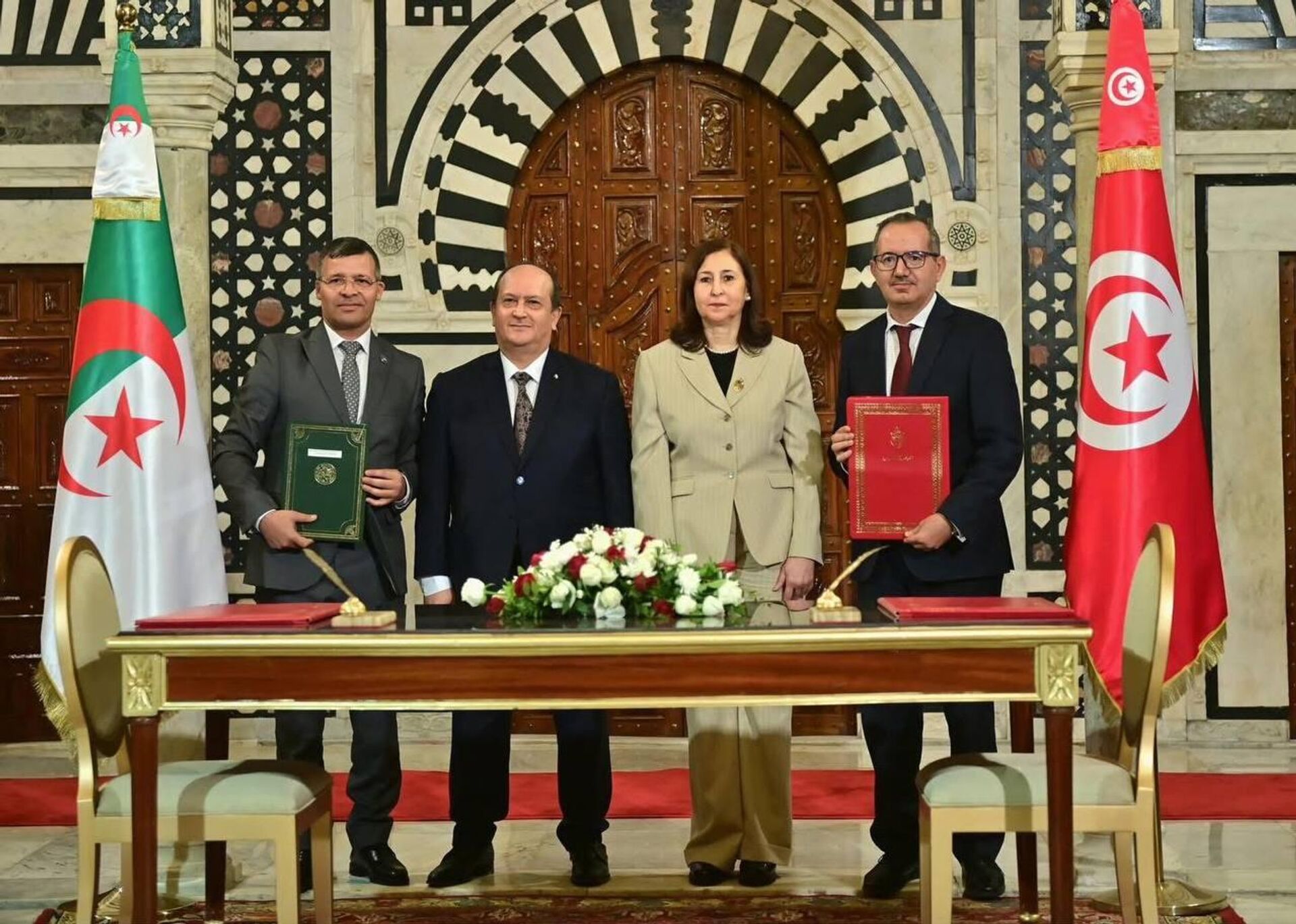 توافق اقتصادي سياسي بين الجزائر وتونس خلال الدورة 23 للجنة المشتركة للتعاون توافق اقتصادي سياسي بين الجزائر وتونس خلال الدورة 23 للجنة المشتركة للتعاون - سبوتنيك عربي, 1920, 13.12.2025