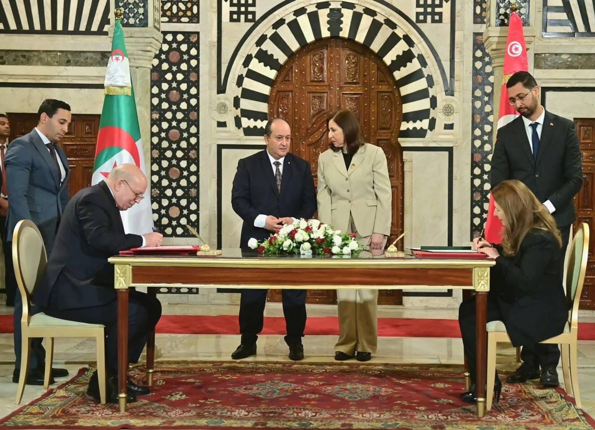 توافق اقتصادي سياسي بين الجزائر وتونس خلال الدورة 23 للجنة المشتركة للتعاون توافق اقتصادي سياسي بين الجزائر وتونس خلال الدورة 23 للجنة المشتركة للتعاون - سبوتنيك عربي, 1920, 13.12.2025