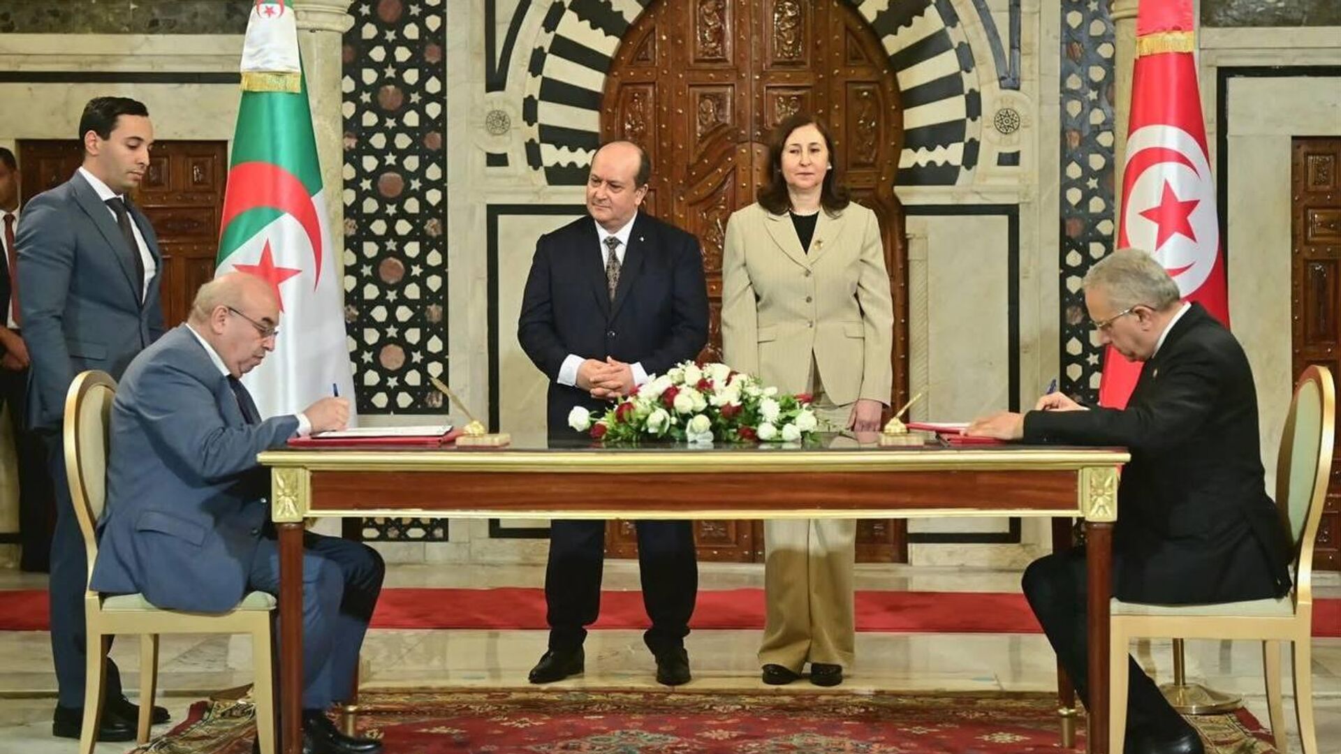 توافق اقتصادي سياسي بين الجزائر وتونس خلال الدورة 23 للجنة المشتركة للتعاون توافق اقتصادي سياسي بين الجزائر وتونس خلال الدورة 23 للجنة المشتركة للتعاون - سبوتنيك عربي, 1920, 13.12.2025