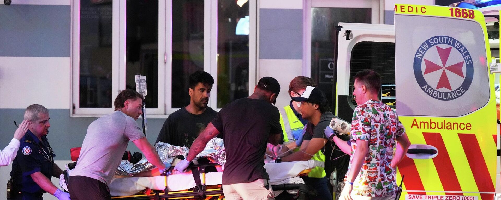 عمال الإنقاذ ينقلون شخصا على نقالة بعد الإبلاغ عن إطلاق نار في شاطئ بوندي في سيدني، 14 ديسمبر/ كانون الأول 2025 - سبوتنيك عربي, 1920, 14.12.2025