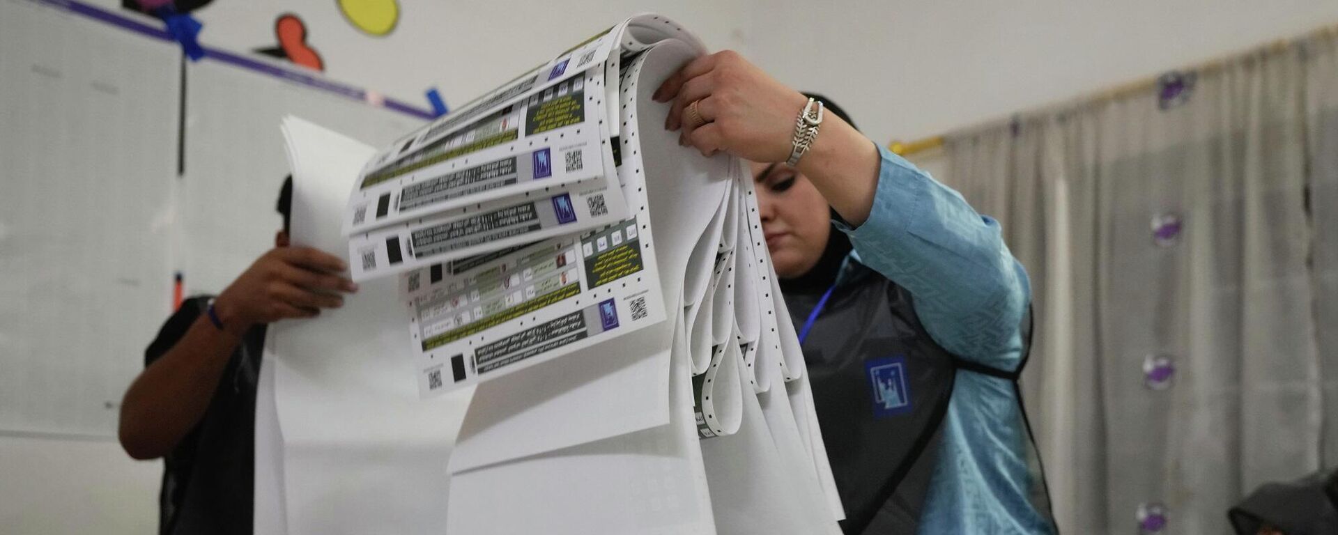 عمال الانتخابات يفرزون الأصوات أثناء إغلاق مركز اقتراع، خلال الانتخابات البرلمانية في بغداد، العراق، 11 نوفمبر/ تشرين الثاني 2025 - سبوتنيك عربي, 1920, 14.12.2025