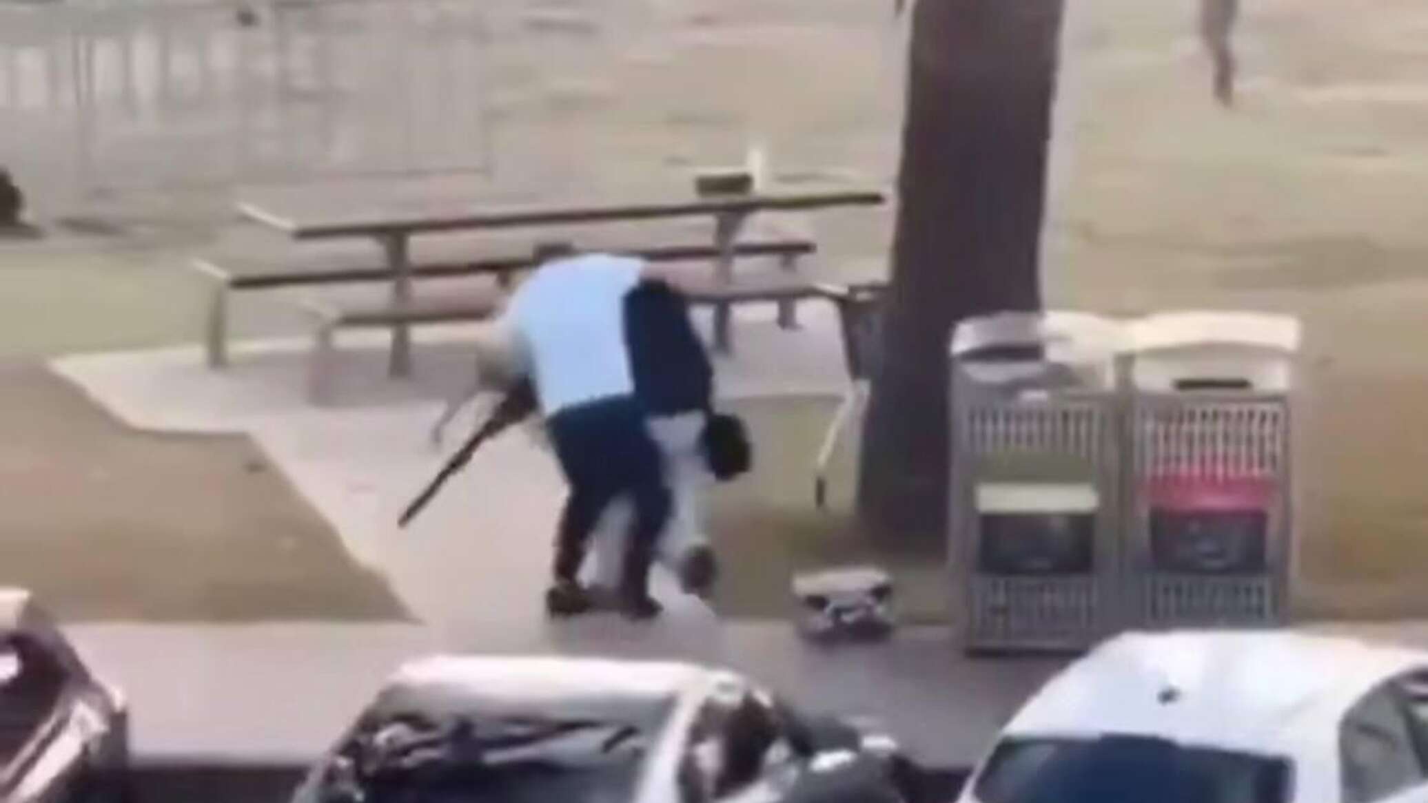 مسن أعزل ينتزع سلاح أحد منفذي هجوم سيدني ويتحول لـ"بطل منقذ"... فيديو