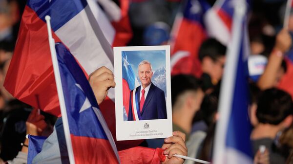 أنصار يحملون صورة خوسيه أنطونيو كاست، مرشح الحزب الجمهوري المعارض للرئاسة، بعد أن أظهرت النتائج تقدمه في جولة الإعادة للانتخابات الرئاسية في سانتياغو، تشيلي، الأحد 14 ديسمبر 2025. - سبوتنيك عربي