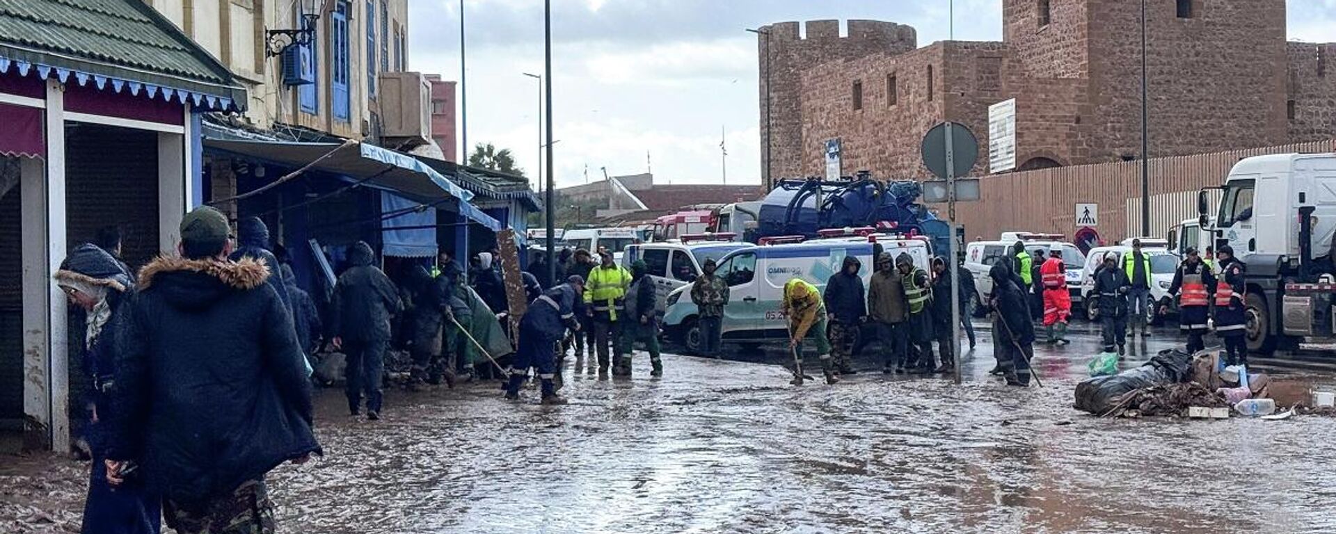 الناس يتفقدون الأضرار الناجمة عن الفيضانات المفاجئة في إقليم آسفي بالمغرب، 15 ديسمبر/ كانون الأول 2025 - سبوتنيك عربي, 1920, 15.12.2025