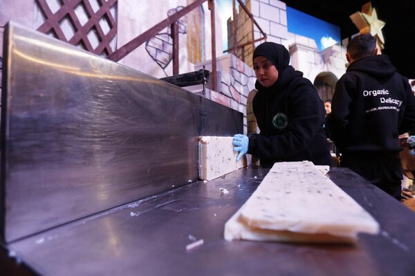 لبنان يكشف عن  أكبر شجرة عيد ميلاد مصنوعة من الصابون الطبيعي في العالم - سبوتنيك عربي