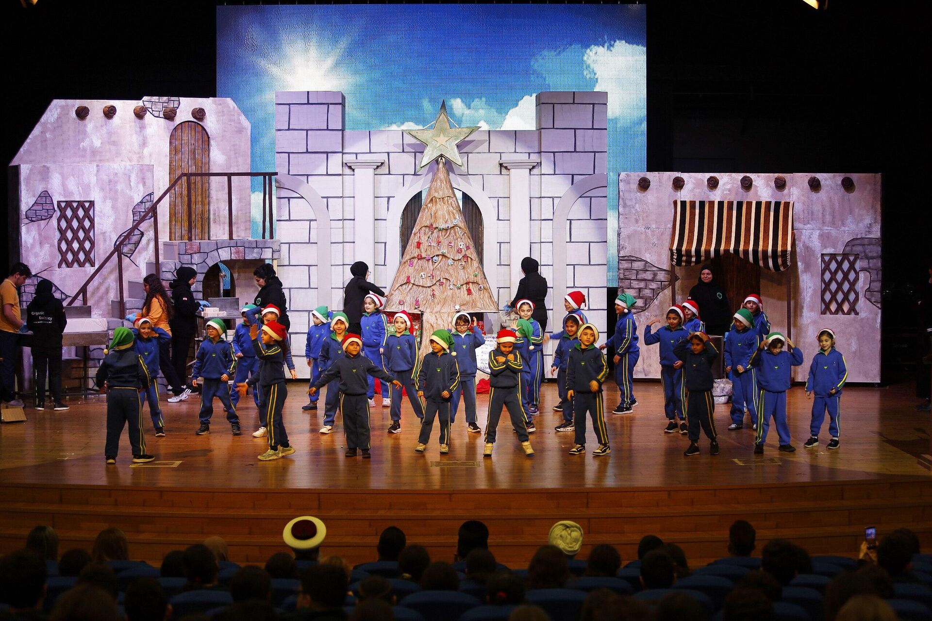 لبنان يكشف عن  أكبر شجرة عيد ميلاد مصنوعة من الصابون الطبيعي في العالم - سبوتنيك عربي, 1920, 15.12.2025