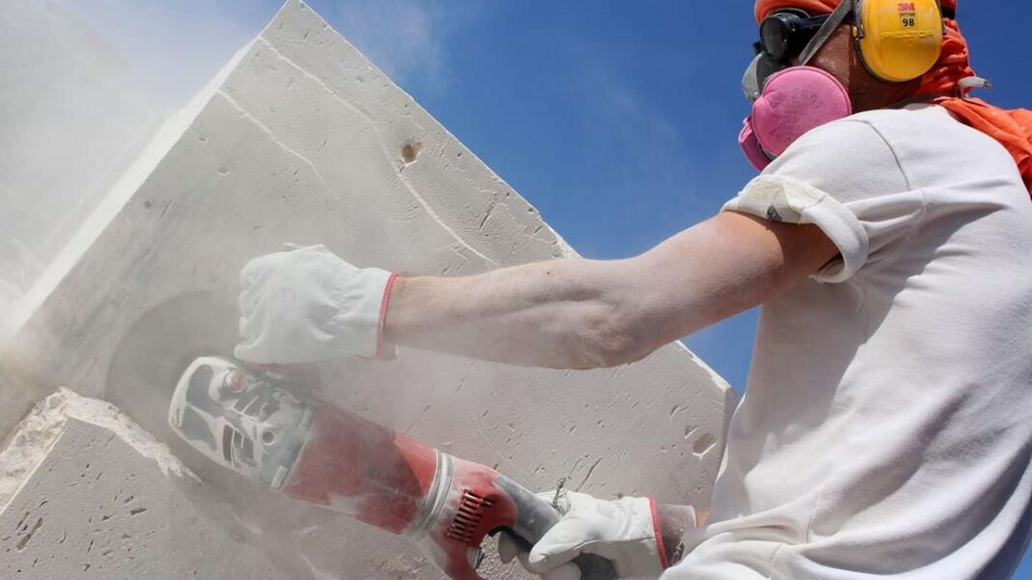 أول وفاة بمرض رئوي مرتبطة بالعمل في أسطح المطابخ الحجرية