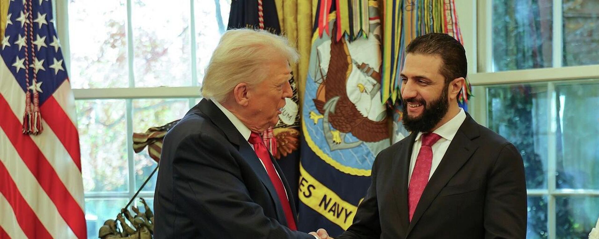 الرئيس الأمريكي، دونالد ترامب، يصافح الرئيس السوري للمرحلة الانتقالية، أحمد الشرع، في البيت الأبيض في واشنطن، 10 نوفمبر/ تشرين الثاني 2025 - سبوتنيك عربي, 1920, 20.12.2025