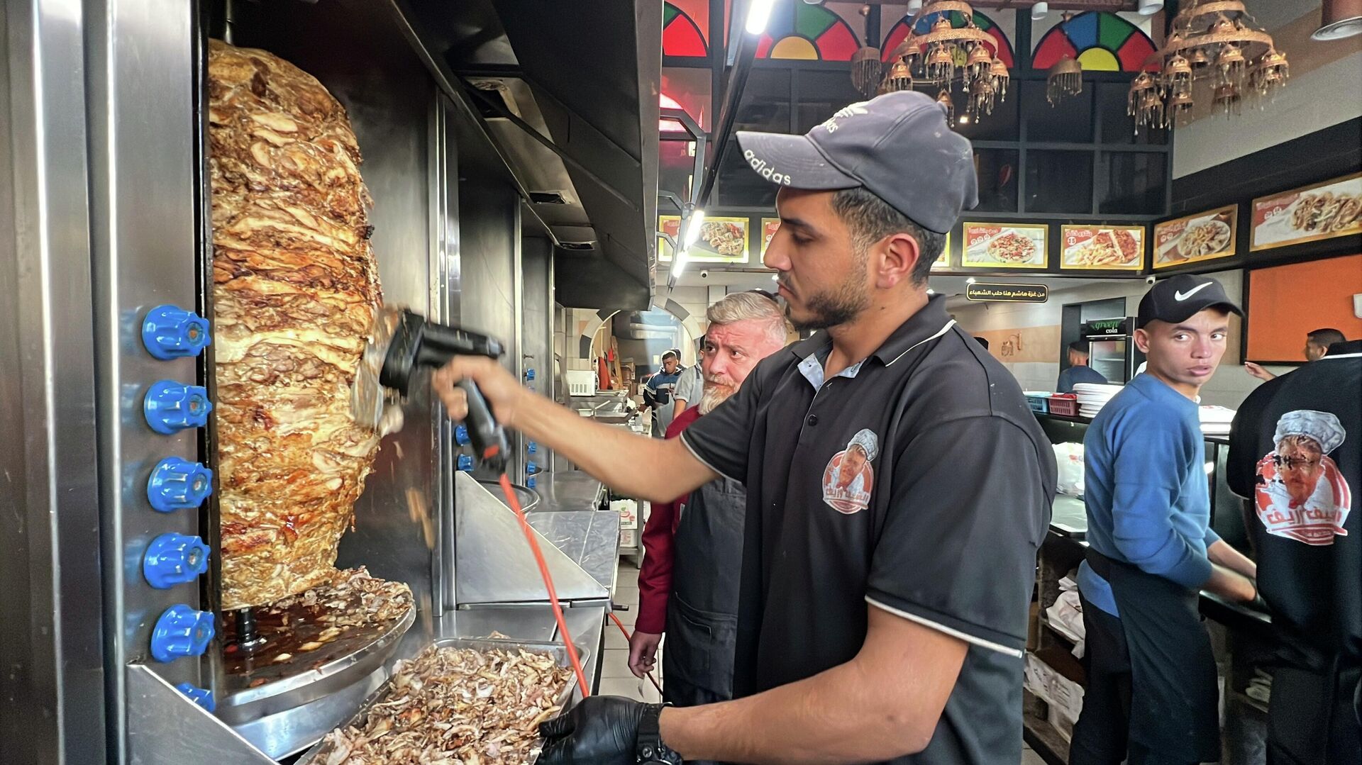 شيف سوري نقل المطبخ الحلبي إلى غزة ليزرع الأمل من بين الأنقاض  - سبوتنيك عربي, 1920, 16.12.2025