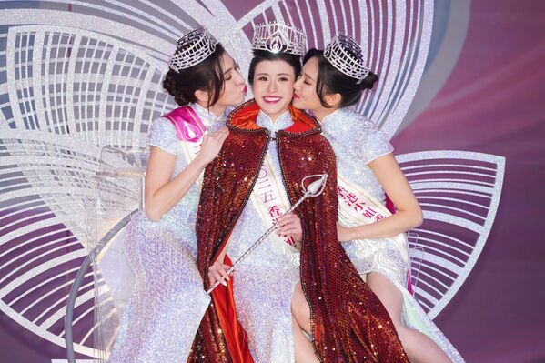 (من اليسار إلى اليمين) الوصيفة الأولى أنجيلا ستانتون، ملكة جمال هونغ كونغ 2025 ستايسي تشان، والوصيفة الثانية جين يوان، يلتقطن صورة خلال مسابقة ملكة جمال هونغ كونغ 2025 - سبوتنيك عربي