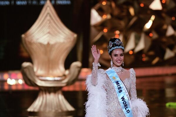 أوبال سوتشاتا تشوانغسري من تايلاند، تحتفل بعد فوزها بلقب ملكة جمال العالم في النسخة الـ72 من المسابقة، في الهند - سبوتنيك عربي