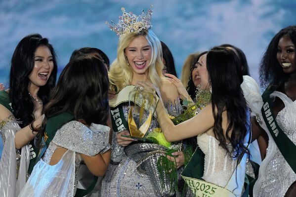 ملكة جمال الأرض 2025، ناتالي بوسكينوفا من جمهورية التشيك (في الوسط)، تتلقى التحية من المتسابقات الأخريات، خلال مسابقة ملكة جمال الأرض 2025 - سبوتنيك عربي