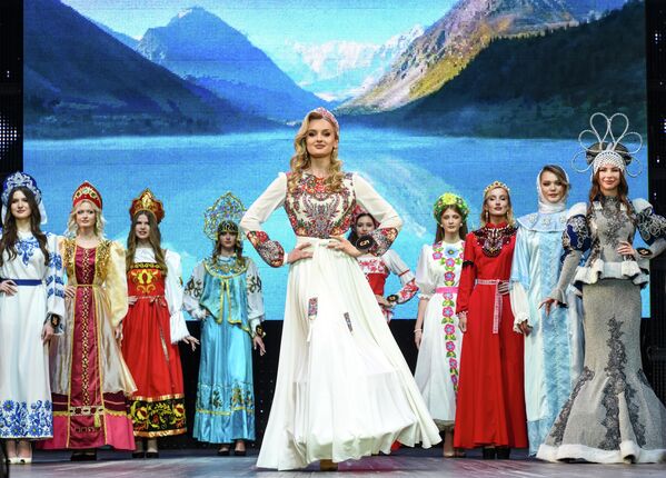 المتسابقة صوفيا يايتسكوفا، تستعرض الأزياء الوطنية في نهائيات مسابقة الجمال بين مناطق الدونباس "جمال دونباس 2025"، التي أقيمت في المركز الثقافي السلافي في مدينة دونيتسك - سبوتنيك عربي