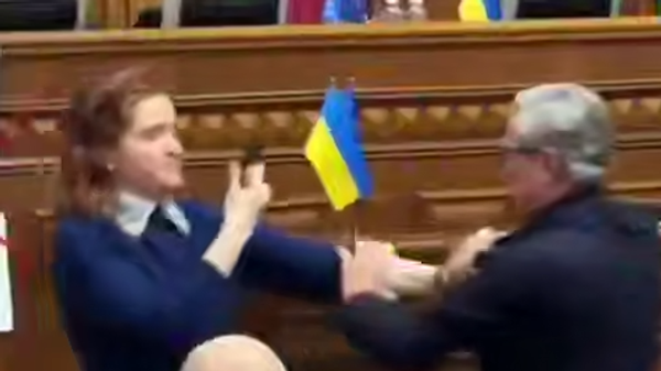 مشاجرة في البرلمان الأوكراني بعد مطالبة نائبة بإقالة وزير الدفاع... فيديو  - سبوتنيك عربي