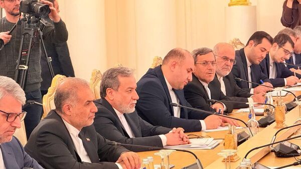 وزير الخارجية الإيراني عباس عراقجي في اجتماع مع نظيره الروسي سيرغي لافروف - سبوتنيك عربي