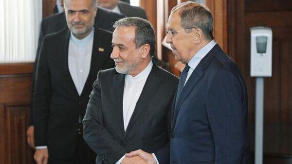 وزير الخارجية الإيراني عباس عراقجي في اجتماع مع نظيره الروسي سيرغي لافروف - سبوتنيك عربي