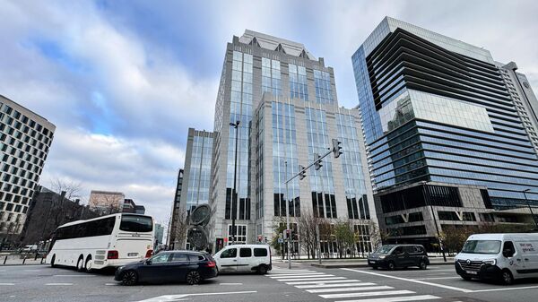 سيارات تمر أمام مقر شركة يوروكلير في بروكسل - سبوتنيك عربي